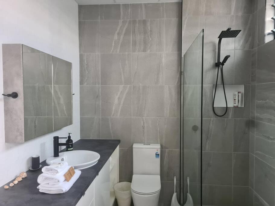 Vannituba majutusasutuses Modern studio in heart of Mooloolaba