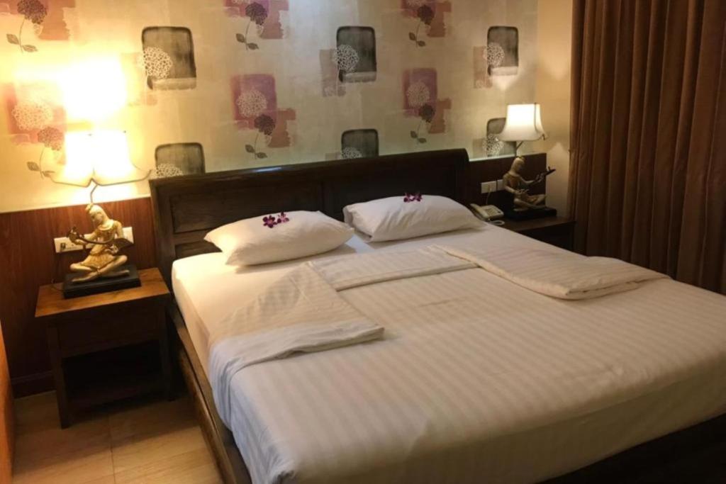 Postel nebo postele na pokoji v ubytování The LD Pattaya Hotel
