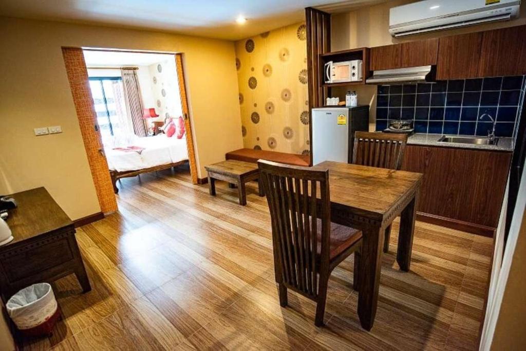 Kuchyň nebo kuchyňský kout v ubytování The LD Pattaya Hotel