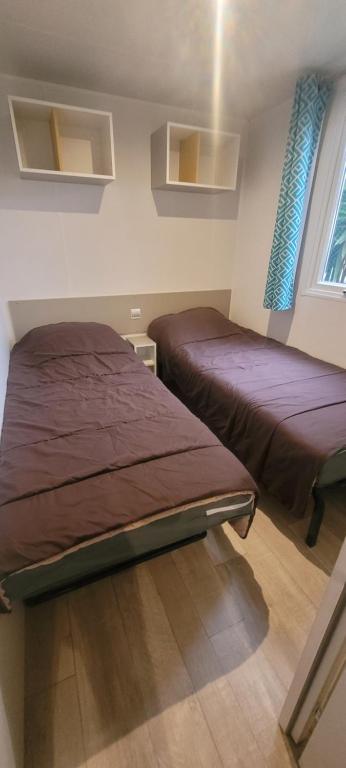 Postel nebo postele na pokoji v ubytování Camping le Neptune 4 étoiles