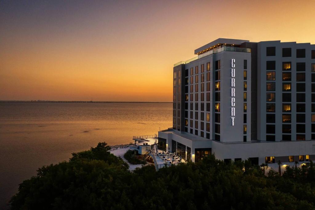 eine Darstellung eines Gebäudes mit dem Ozean im Hintergrund in der Unterkunft The CURRENT Hotel, Autograph Collection in Tampa