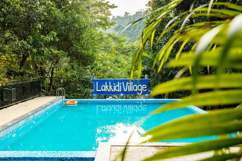 Bazén v ubytování Lakkidi Village Resort Wayanad nebo v jeho okolí