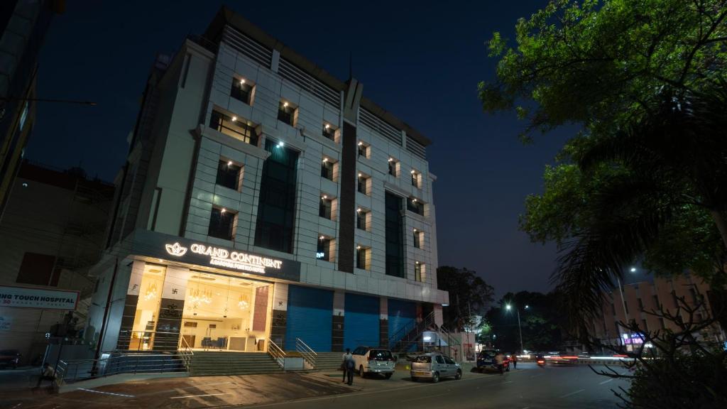 un bâtiment avec un magasin devant lui la nuit dans l'établissement Grand Continent Secunderabad A Sarovar Portico Affiliate Hotel, à Secunderābād