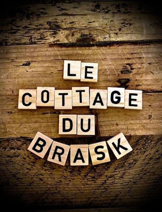 d'un panneau sur un mur en bois avec les mots lâcher DJ dans l'établissement Le Cottage du Brask, à La Motte-du-Caire