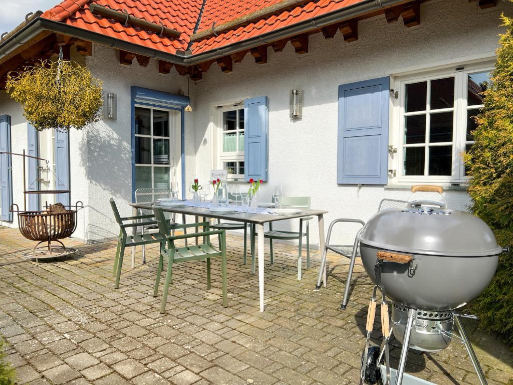 eine Terrasse mit einem Tisch, Stühlen und einem Grill in der Unterkunft Weber-Grill # Kamin # Indoorschaukel # Bose-Anlage in Wernigerode