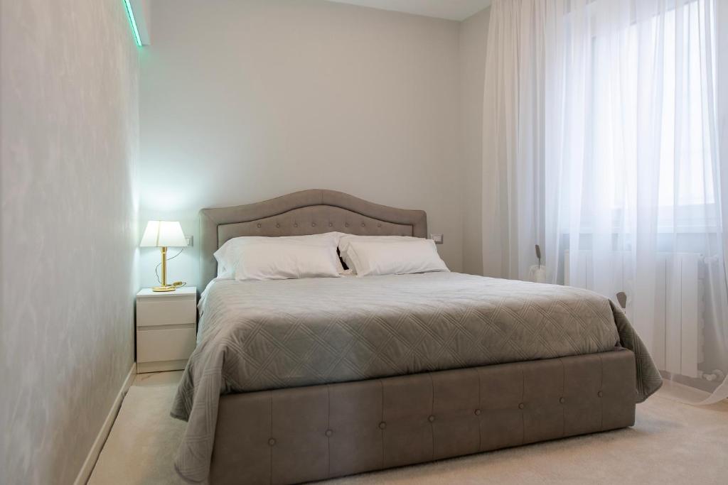 una camera da letto con un grande letto con una grande finestra di Casa di Zina a Verona