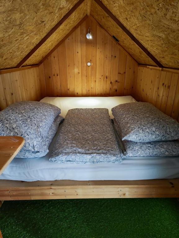 Postel nebo postele na pokoji v ubytování 棚棚屋室內帳篷民宿Inn