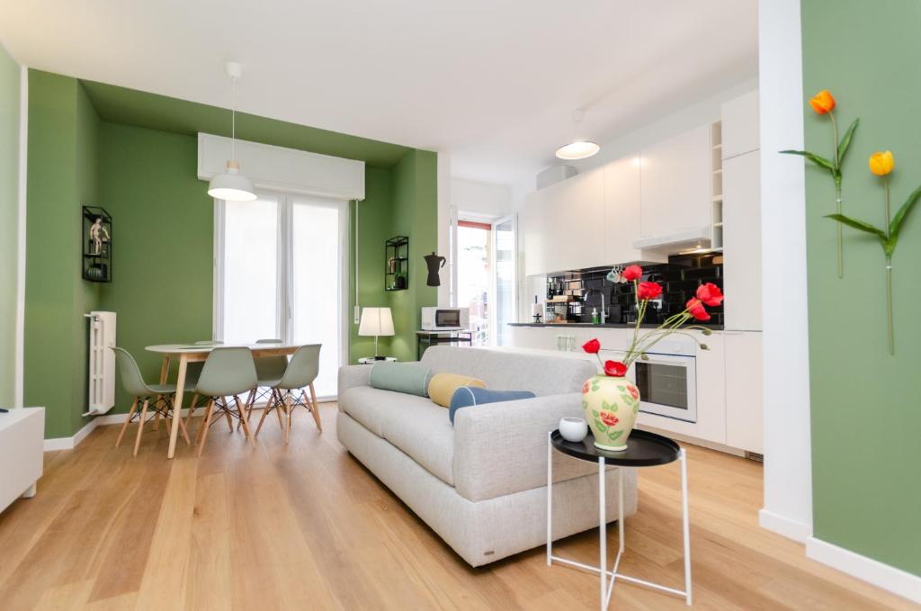 un soggiorno con divano e tavolo di Delizioso Appartamento - A/C, Netflix e Balcone a Milano