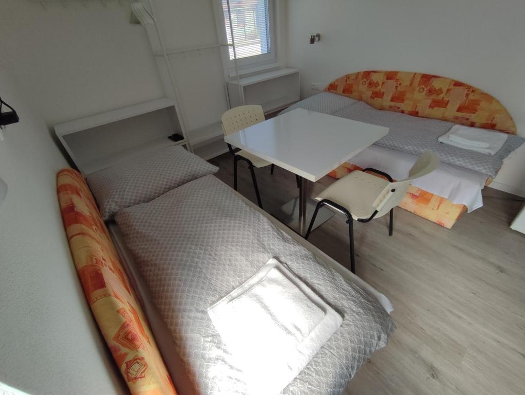 Postel nebo postele na pokoji v ubytování BÖJTÖS apartmány NESVADY