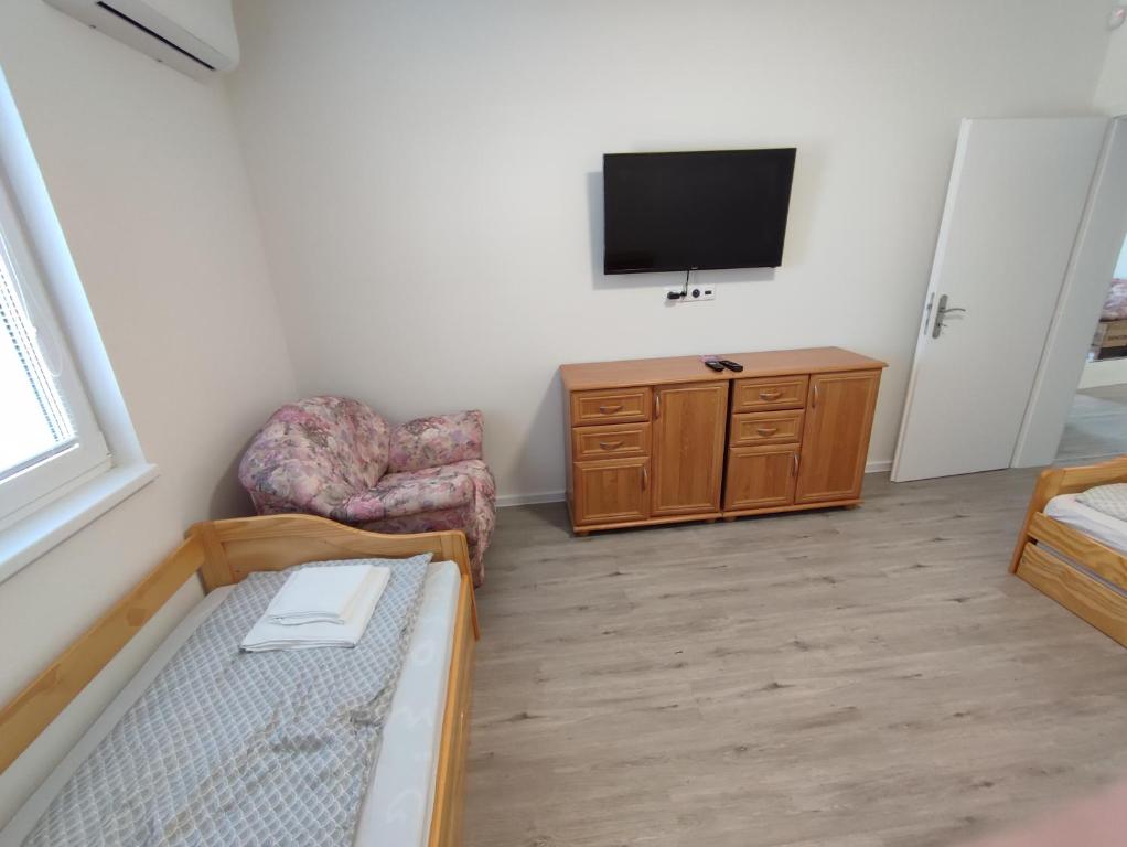 TV a/nebo společenská místnost v ubytování BÖJTÖS apartmány NESVADY