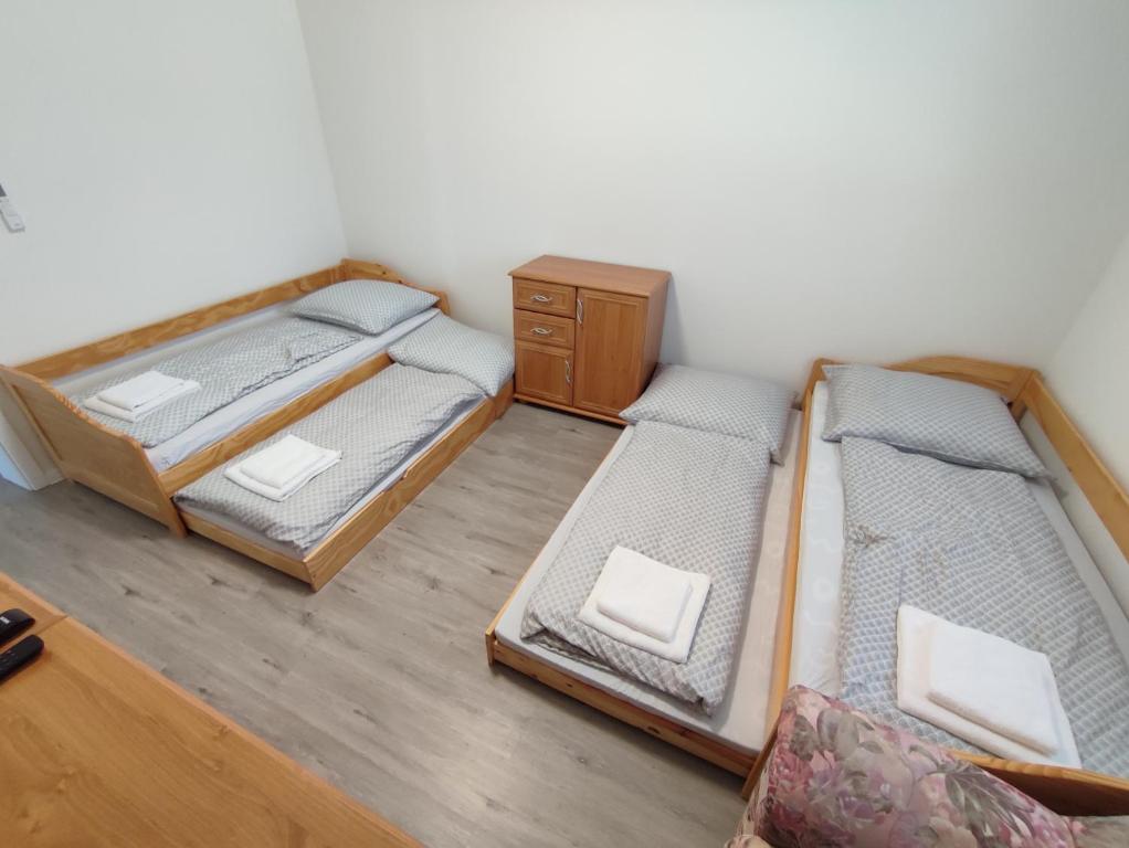 Postel nebo postele na pokoji v ubytování BÖJTÖS apartmány NESVADY