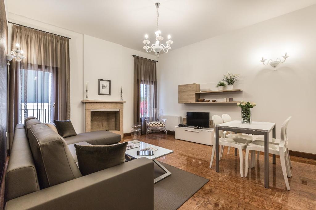 ヴェネツィアにあるCa' Del Monastero 3 Collection Apartment for 4 Guests with Liftのリビングルーム(ソファ、テーブル付)