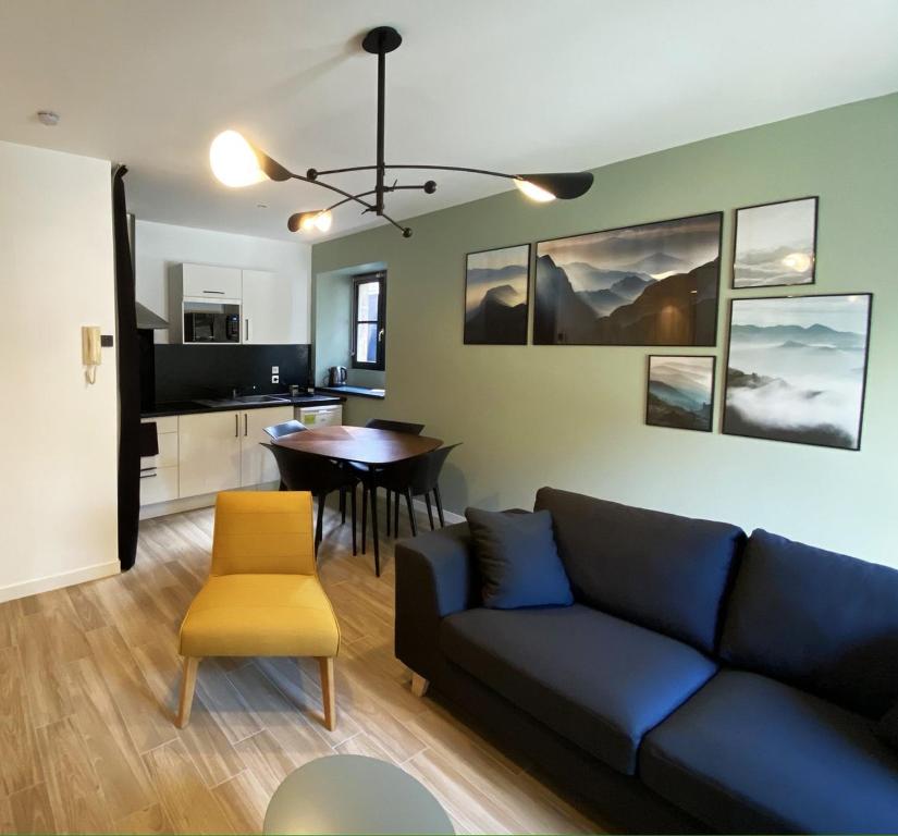 un salon avec un canapé bleu et une table dans l'établissement Le Céleste: Hypercentre, quiet and parking, à Poitiers