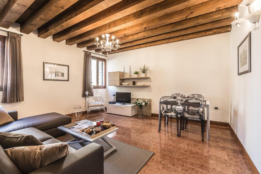 Posedenie v ubytovaní Ca' Del Monastero 3 Collection Apartment for 4 Guests with Lift