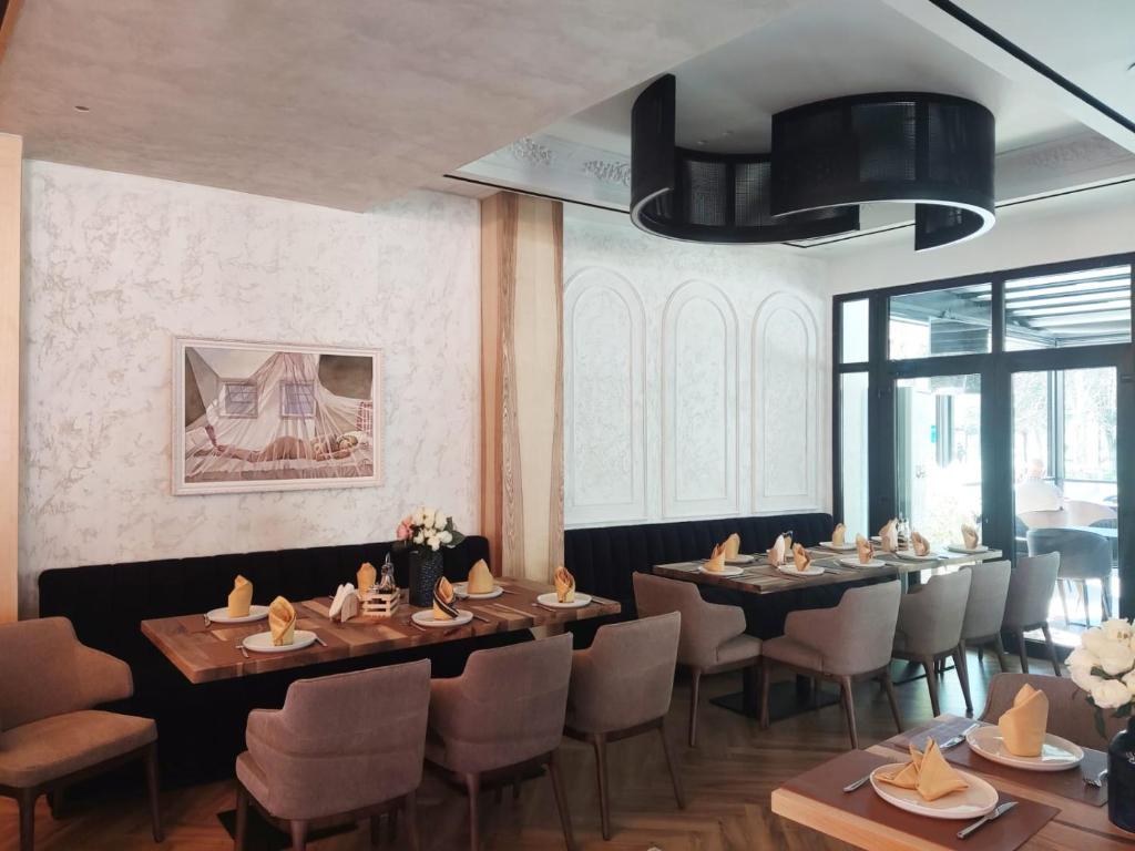 Restaurant o un lloc per menjar a Hotel & Restaurant White City