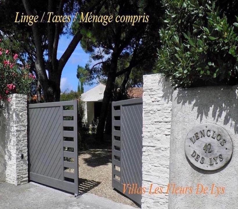 una puerta con un cartel delante de una casa en Villa L'enclos Des Lys en Saint-Georges-dʼOléron