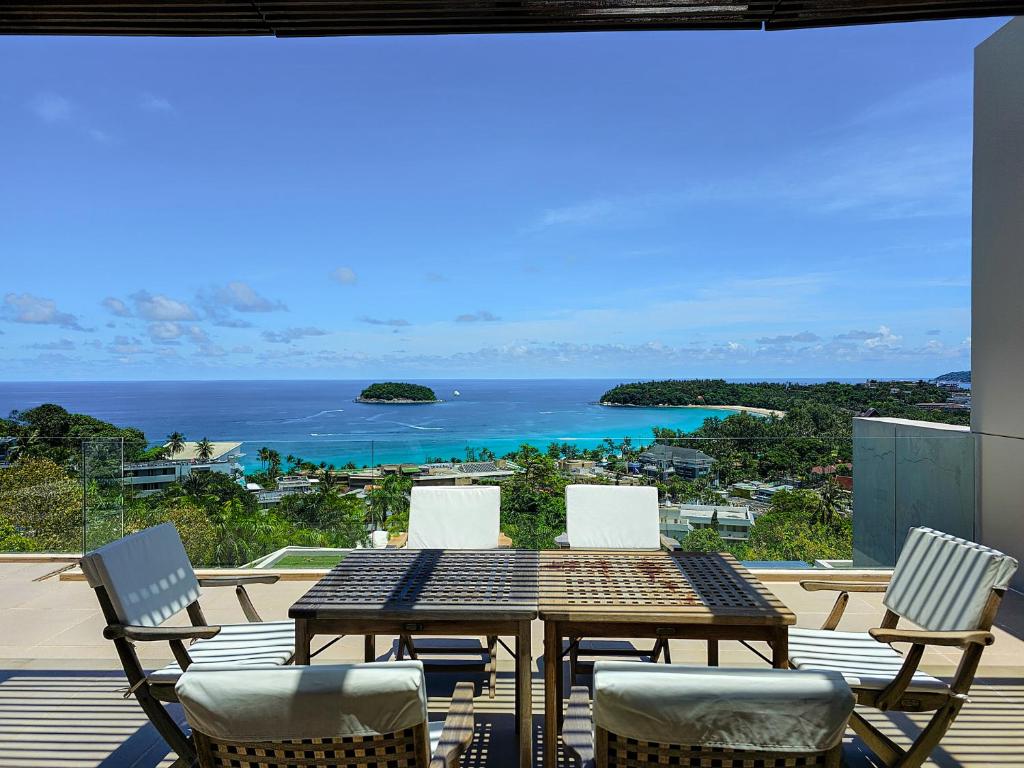 カタビーチにあるThe Heights Kata Phuket Luxury 2bedroom Ocean View B13のテーブル(椅子付)が備わります。