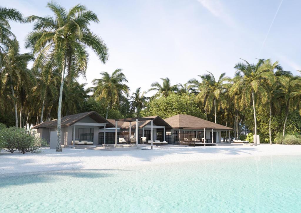 un resort su una spiaggia tropicale con palme di Villa Haven Maldives Resort a Maamigili