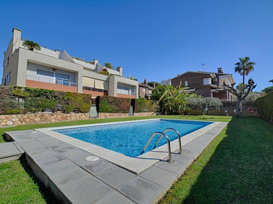 una piscina frente a una casa en Villa Las Vistas del Faro de Torredembarra, en Torredembarra