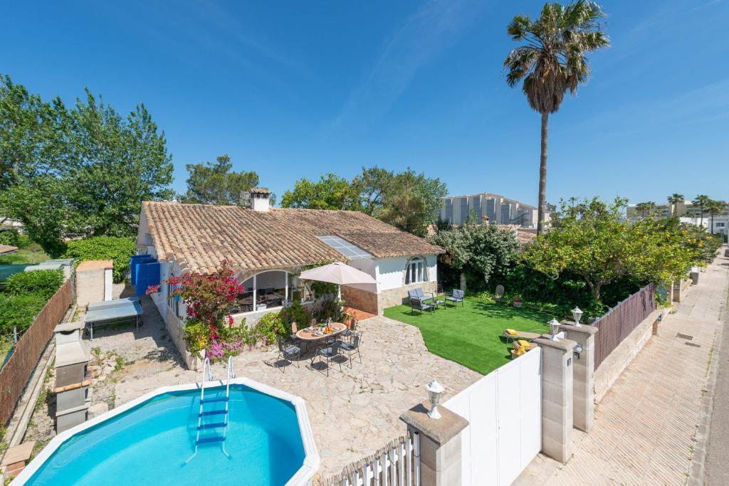 uma vista aérea de uma casa com piscina em 4 bedrooms house with private pool and wifi at Alcudia na Alcúdia