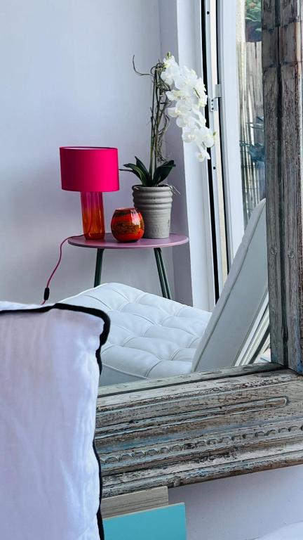 un canapé blanc assis à côté d'une fenêtre avec une lampe dans l'établissement Plage / Beach / Marines de Gassin / Saint-Tropez, à Gassin