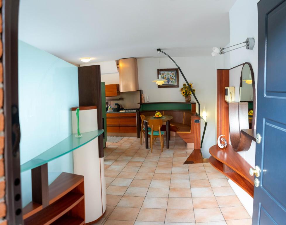 una cucina e una sala da pranzo con tavolo di K's House a Lecco