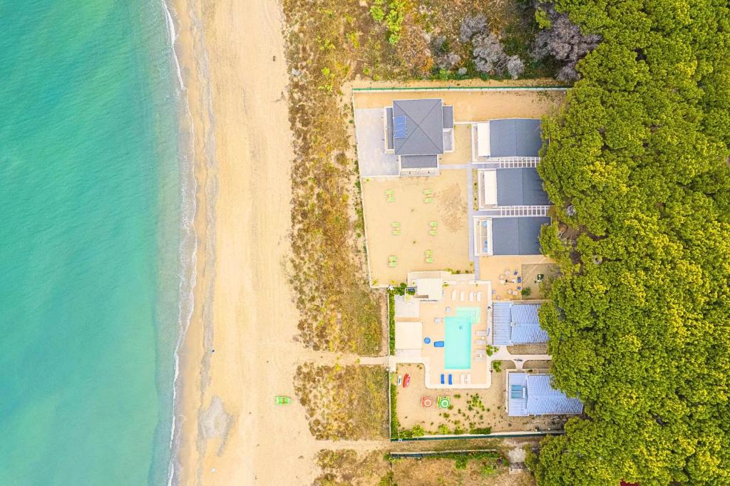 una vista aérea de una playa y el océano en Resort Giglio di Mare en Sellia Marina