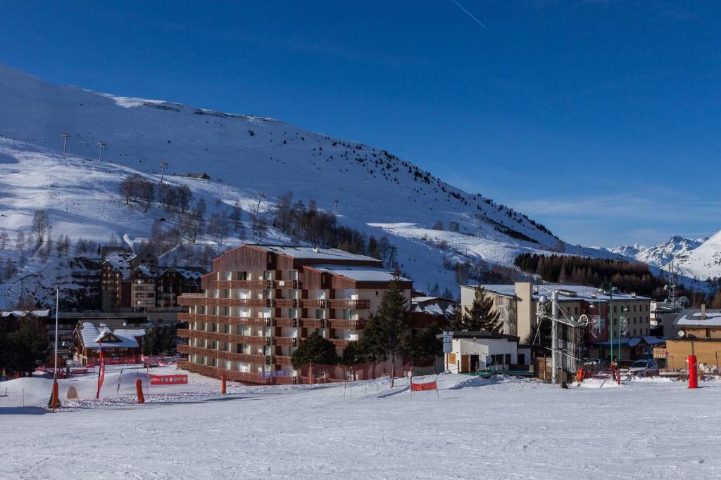 a building on a ski slope in the snow at Champame - A4 - Studio proche pistes - 4 pers in Les Deux Alpes