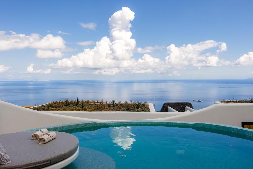 uma piscina com vista para o oceano em Secret Path Luxury Villas em Imerovigli