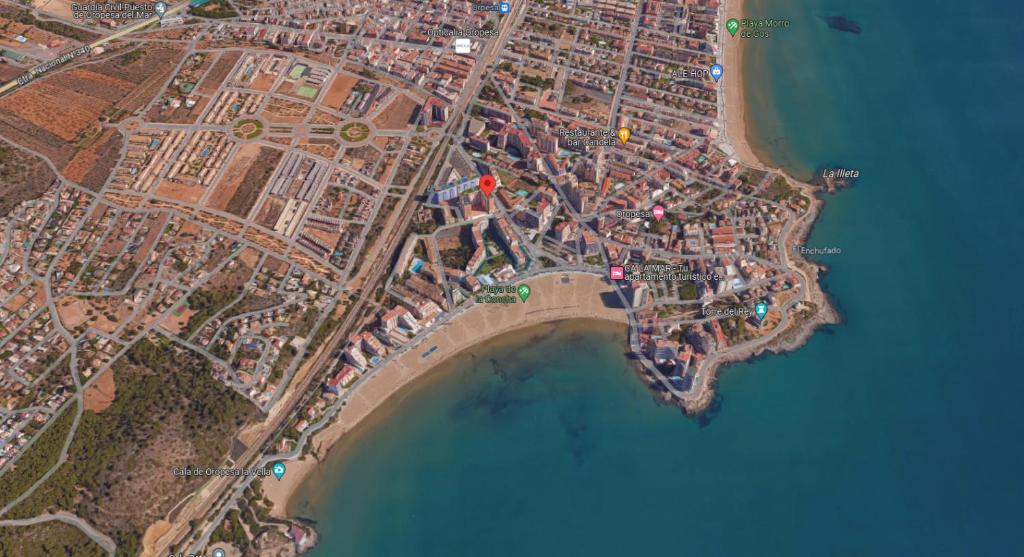 um mapa de uma cidade com uma ponte sobre a água em Apartamento Mar de Oropesa I Ref 003 em Oropesa del Mar