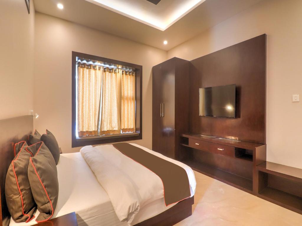 una camera con un letto e una televisione di Townhouse 77423 Amaraa Farms Near LuLu Hypermarket a Nalmatha