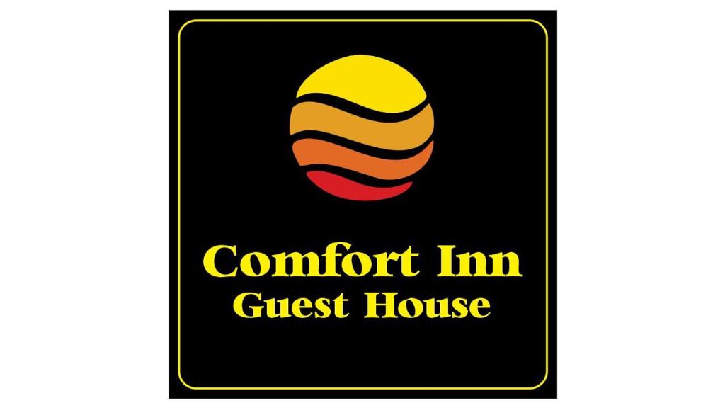 Comfort Inn Guesthouse في جايبور: علامة على بيت ضيافة مع كرة تنس