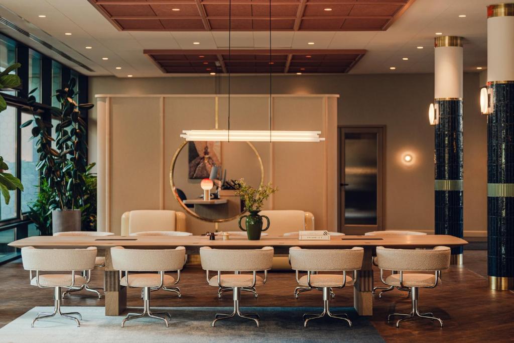 une salle de conférence avec une table et des chaises dans l'établissement PURO Hotel Poznań Stare Miasto, à Poznań