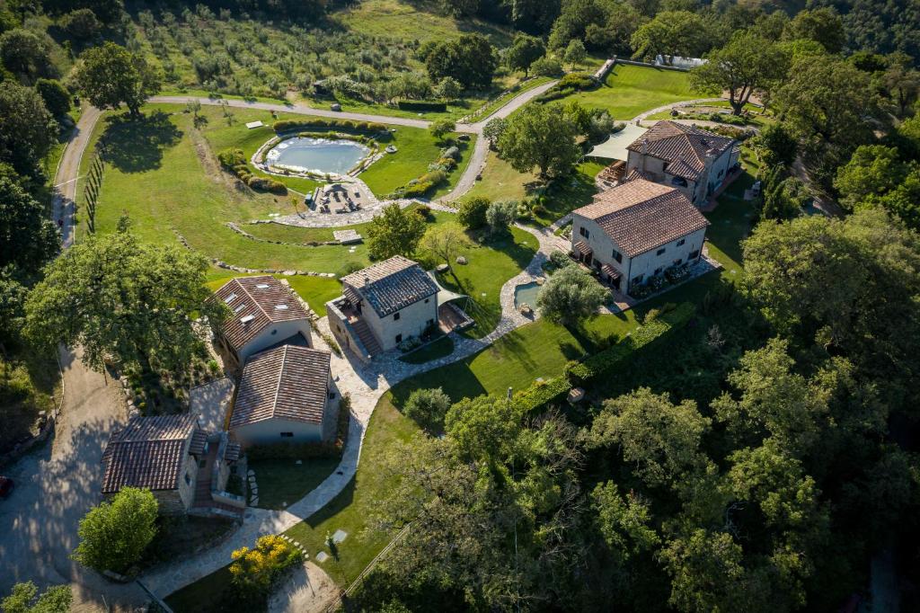 una vista aérea de una casa con un parque en Sasseta Alta, en Scansano