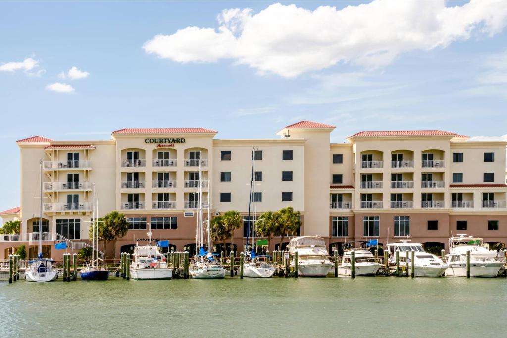 ein Hotel mit vor einem Yachthafen angedockten Booten in der Unterkunft Courtyard by Marriott St. Petersburg Clearwater/Madeira Beach in St Pete Beach