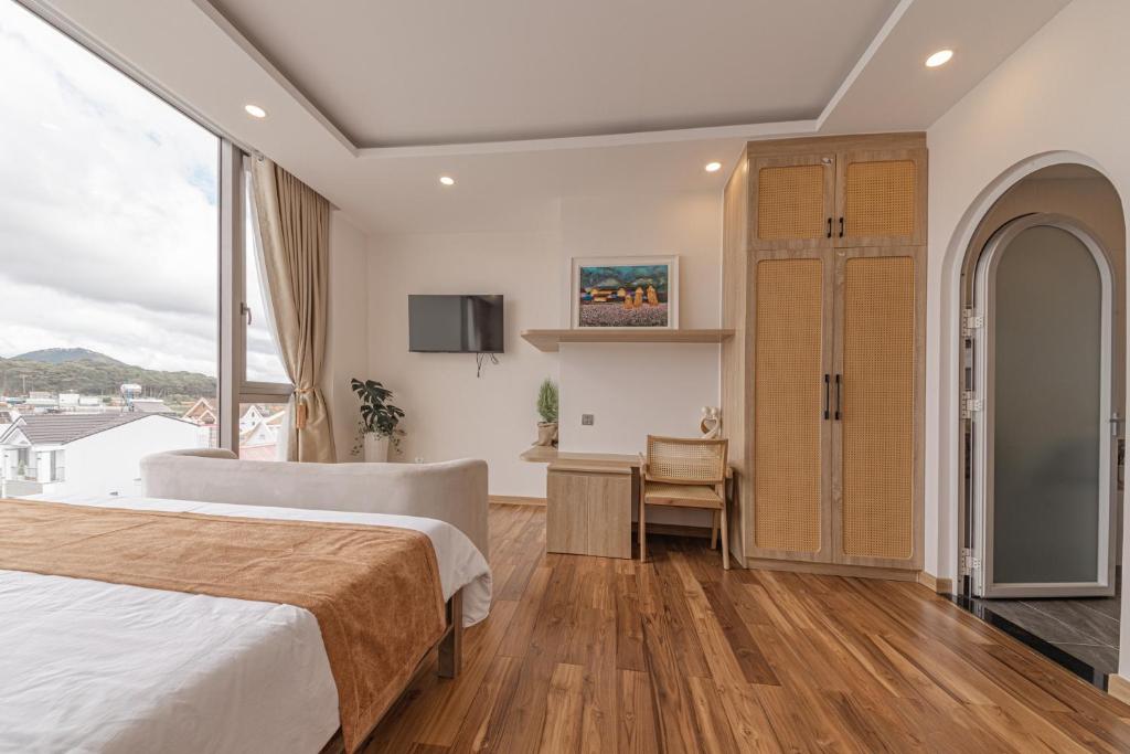 Postel nebo postele na pokoji v ubytování Jodi Dalat Hotel