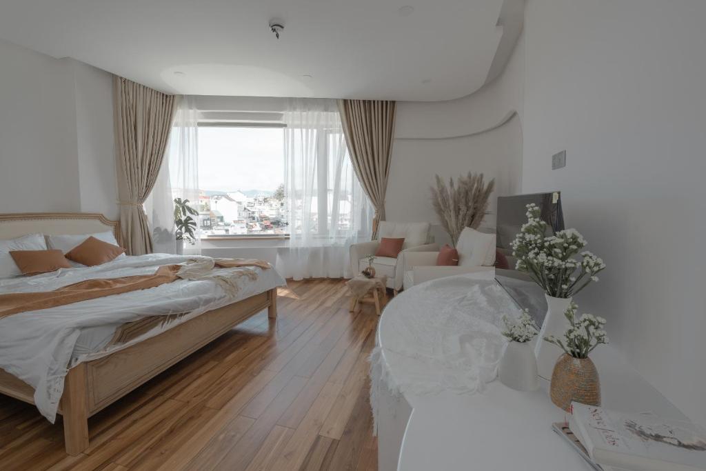 Postel nebo postele na pokoji v ubytování Jodi Dalat Hotel