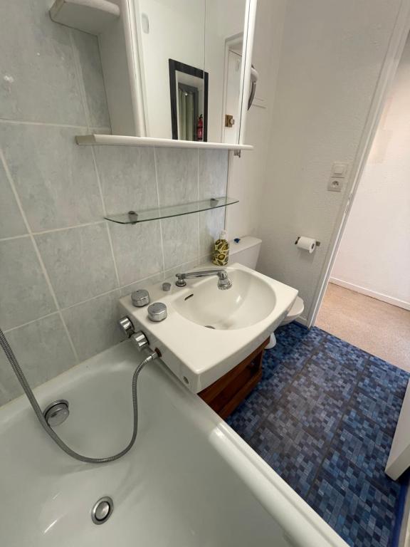ein Badezimmer mit einem Waschbecken, einem WC und einer Badewanne in der Unterkunft REF 582 Seignosse Océan, à proximité immédiate de la plage , idéal couple in Seignosse