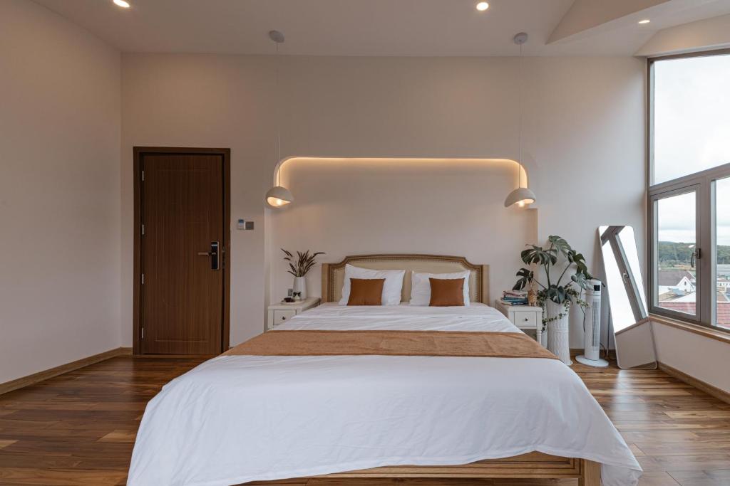 Postel nebo postele na pokoji v ubytování Jodi Dalat Hotel