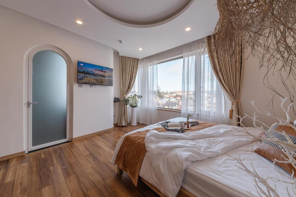 Postel nebo postele na pokoji v ubytování Jodi Dalat Hotel