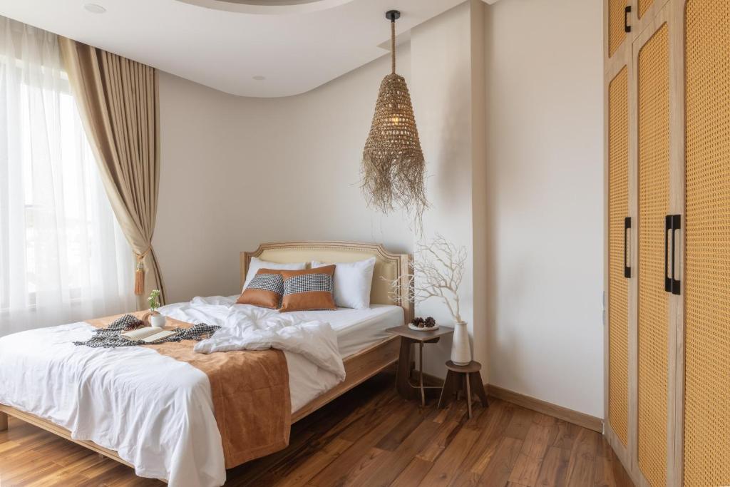 Postel nebo postele na pokoji v ubytování Jodi Dalat Hotel
