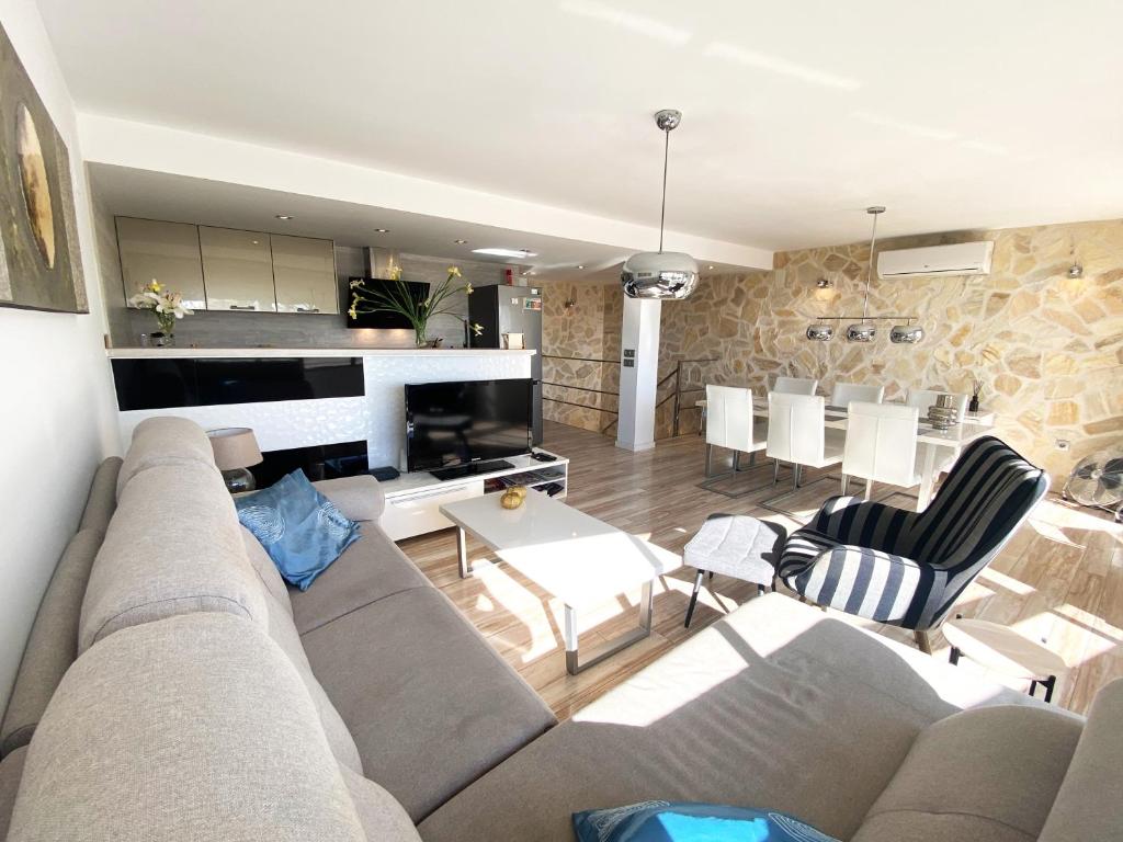 Spacious pet friendly luxury 2 bed 2 bath Calpe Port apartment with private parking