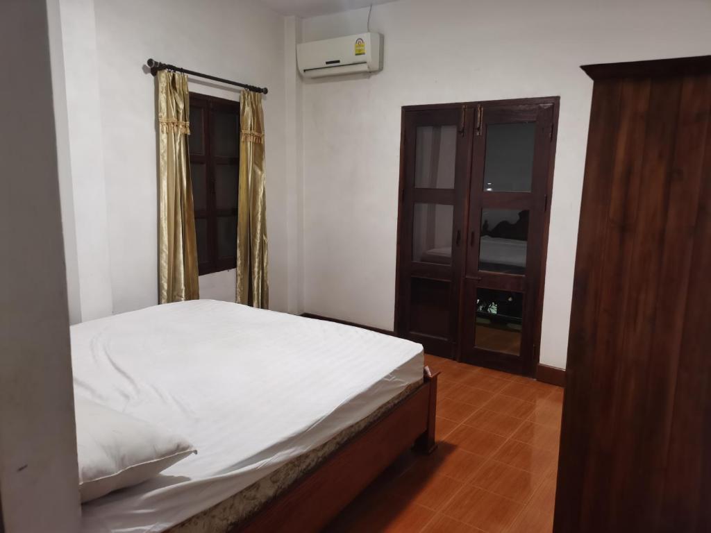 1 dormitorio con cama y ventana en happy angle en Luang Prabang