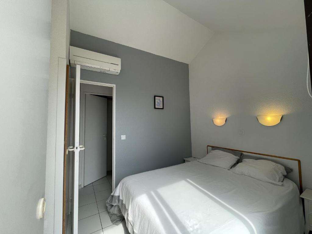 Posteľ alebo postele v izbe v ubytovaní CANNES Appartement Duplex Piscine VUE Mer WIFI PARKING CLIM
