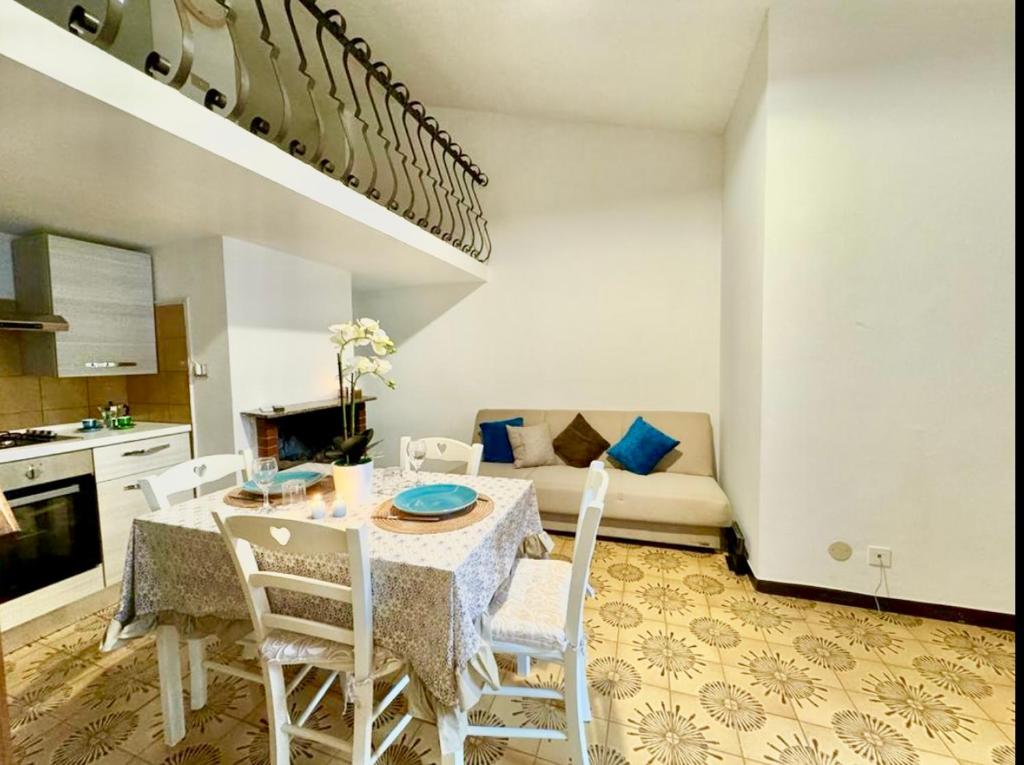 uma cozinha e sala de jantar com mesa e cadeiras em Luigia House em Marina di Cerveteri