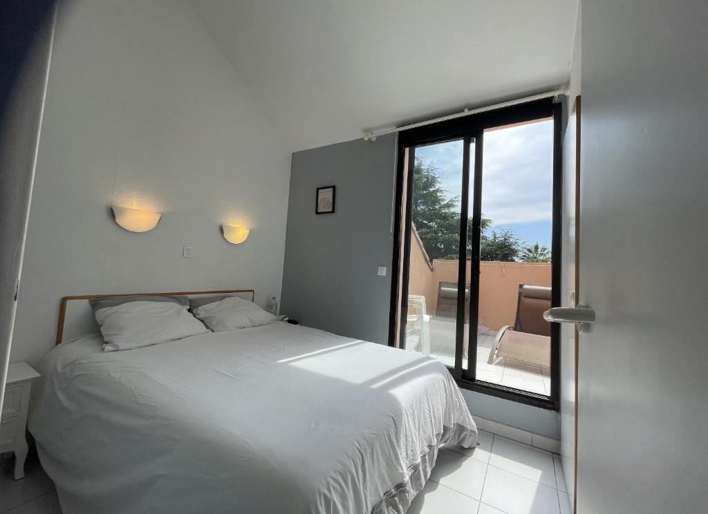 Posteľ alebo postele v izbe v ubytovaní CANNES Appartement Duplex Piscine VUE Mer WIFI PARKING CLIM