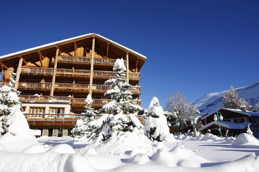 a ski lodge with snow covered trees in front of it at Cortina - 11 - Appart grande terrasse - 8 pers in Les Deux Alpes