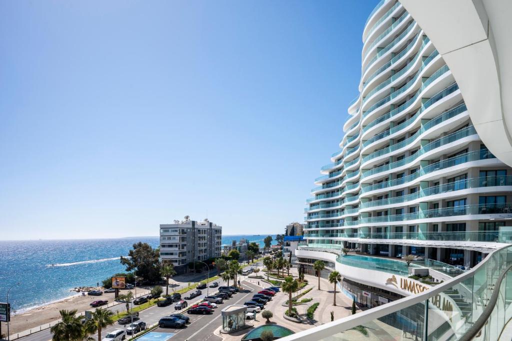 リマソールにあるDel Mar Beachfront 2 Bedrooms Residenceの海辺の大きな建物を望む