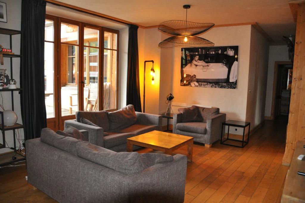 a living room with two couches and a table at Cortina - 12 - Appart confort - 8 pers in Les Deux Alpes