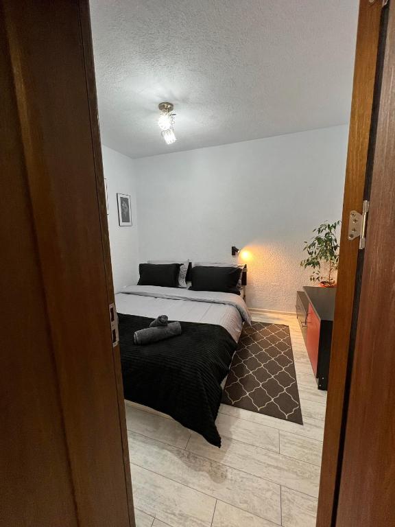 Postel nebo postele na pokoji v ubytování Berta Garden Apartment 2